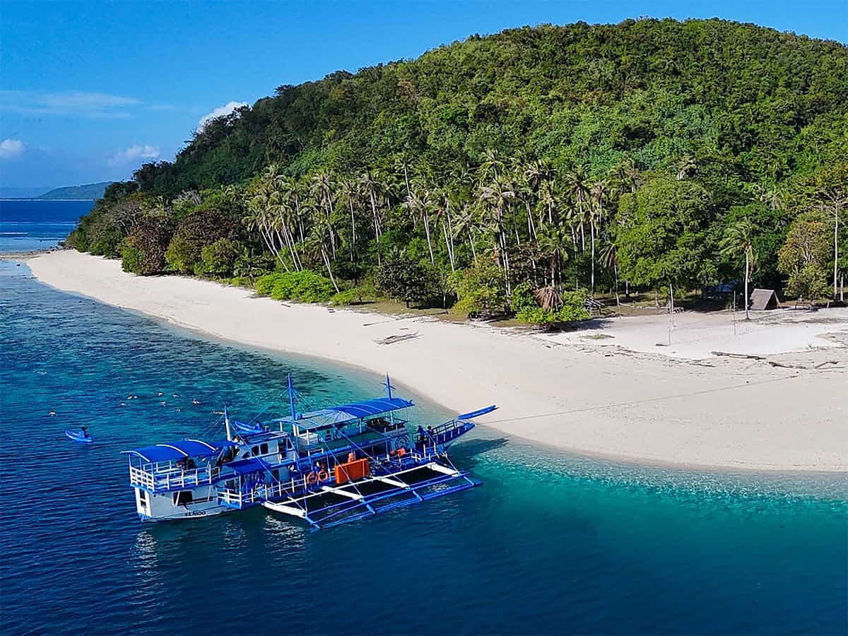 Tropical Paradise private boat cruise on a Palawan expedition
