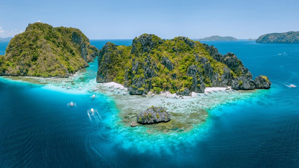 Expedition outrigger boat under way between Port Barton and El Nido